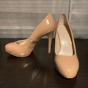 Nude patent leather platform pumps